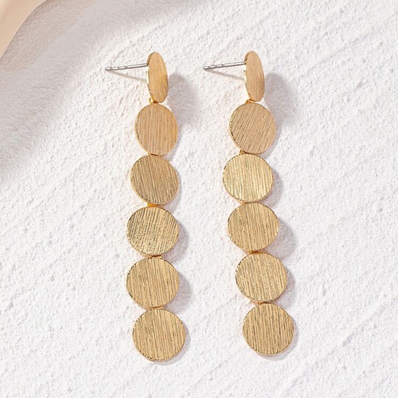 NWT Gold circle modern statement earrings ✨ - Picture 2 of 8